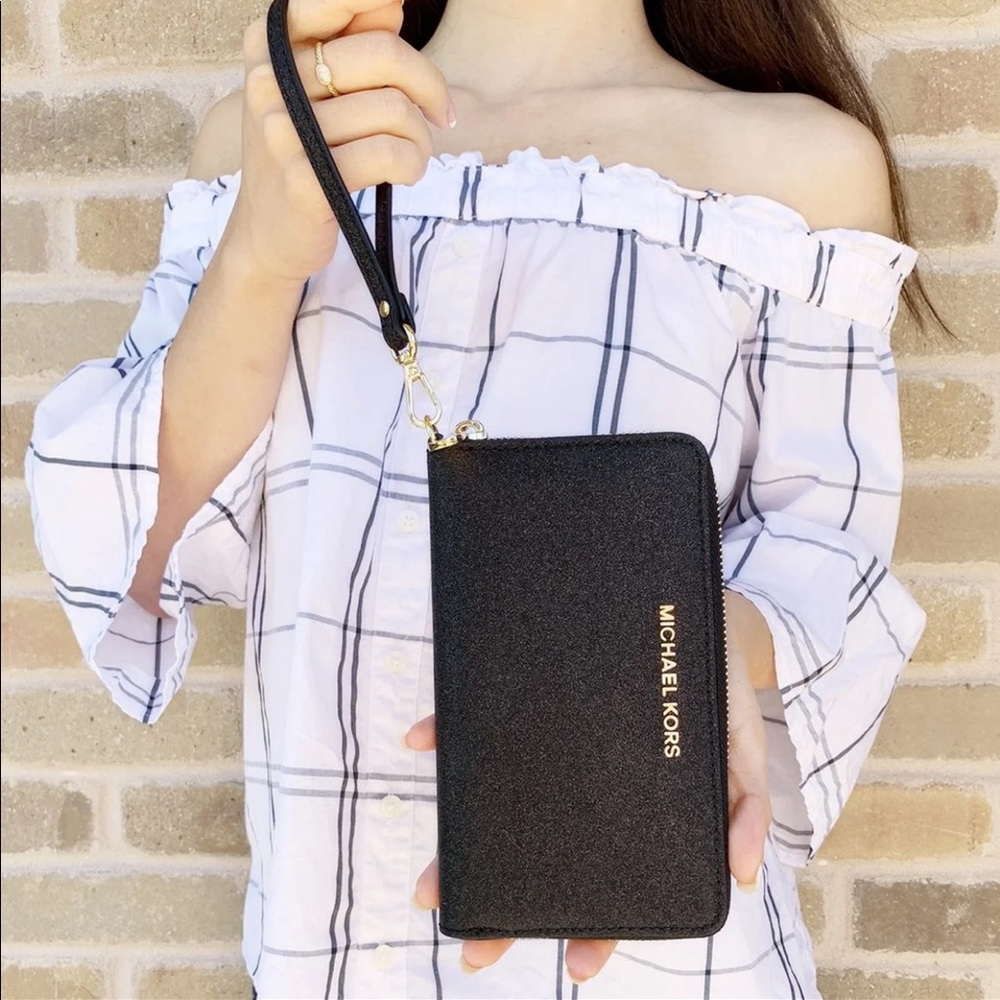 Gaby’sBags👜💕-Michael Kors Wristlet Black Glitter - Picture 7 of 7